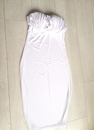 Белое платье-футляр, по фигуре
