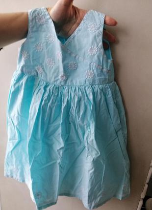 Небесно-голубое платье с вышивкой