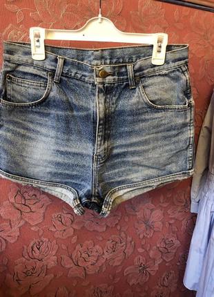 Плотные джинсовые шорты на высокой посадке