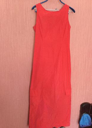Эффектное красное платье спортивного фасона