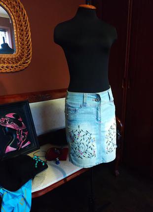 Джинсовая юбка с вышивкой и потертостями