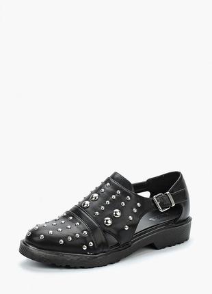 Черные туфли с металлическими заклепками