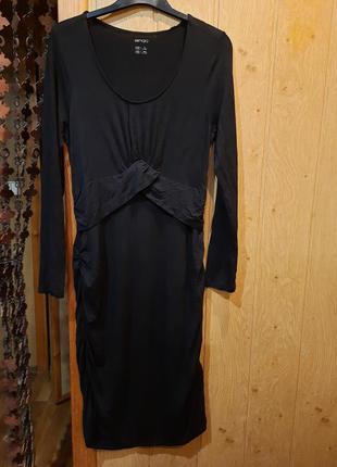 Женское трикотажное платье, черного цвета с драпировкой