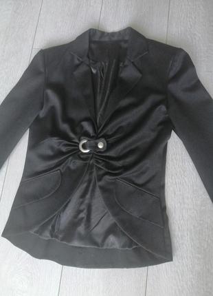 Черный стильный пиджак, фрак