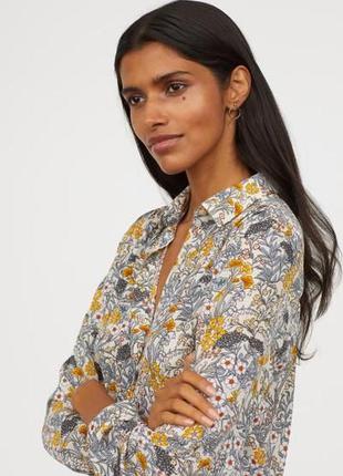 Широка сорочка блузка з об'ємними рукавами в квітковий принт