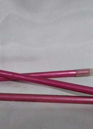 Карандаш для губ (розового цвета).