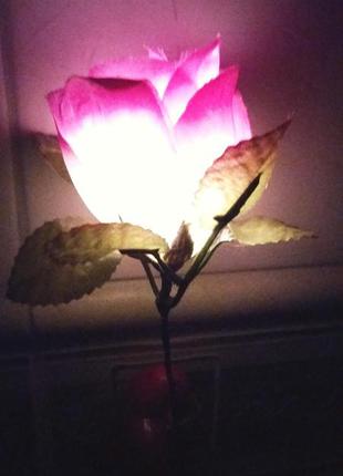 Говорящая роза, на подставке, с подсветкой.