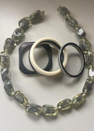 Большие прозрачные ожерелья и тройной браслет