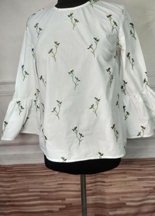 Белая блузка с вышивкой