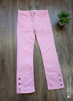 Базовые светлые розовые узкие джинсы стрейч деним с заклёпками