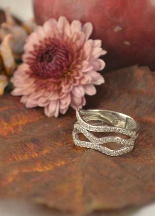 Женское кольцо из серебра с фианиатми