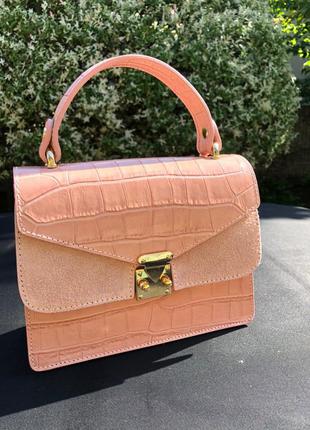 Итальянские кожаные сумки из новой коллекции розовые светлые п...