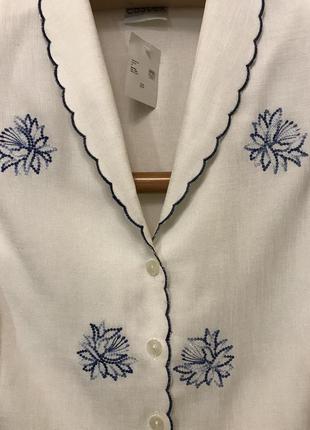 Очень красивая и стильная брендовая блузка белого цвета в выши...
