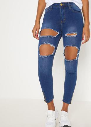 Синие джинсы с дырками на коленях prettylittlething uk-10