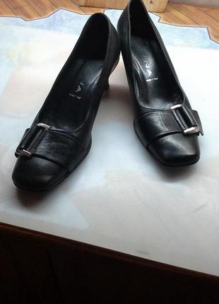 Черные женские туфли средний каблук vero cuoio натуральная кожа