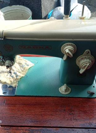 Швейная машинка "Чайка" с ножным приводом