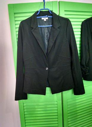 Классный фирменный черный трикотажный пиджак cato