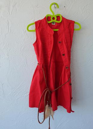 Яскраво-червона сукня