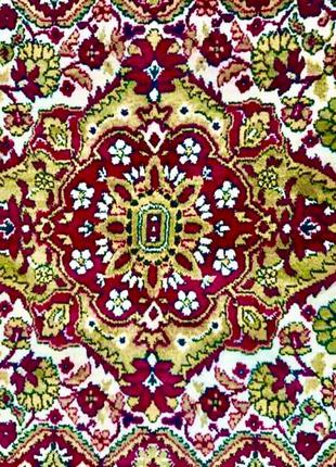 Вовняний килим у східному стилі. килимок. килимове покриття.