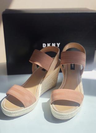 Dkny бежевые босоножки на танкетке 👡 dkny