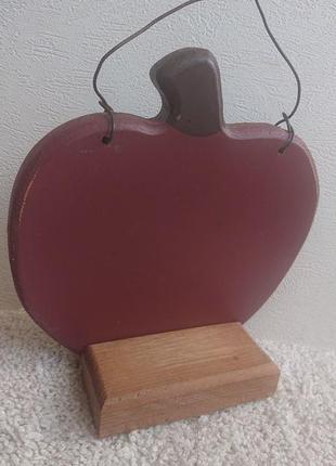 Статуэтка из дерева. яблоко.