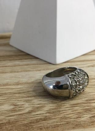 Серебристое кольцо с камнями
