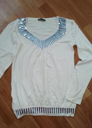 Белая нарядная трикотажная блуза