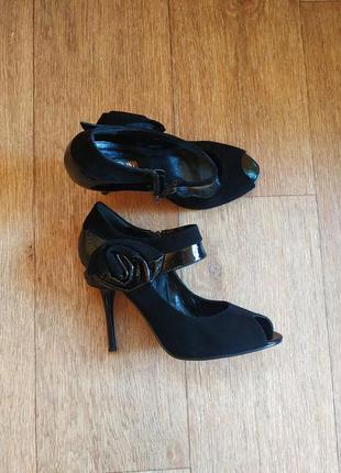 Женские черные замшевые босоножки на каблуке