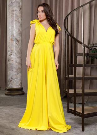 Желтое длинное платье с глубоким декольте