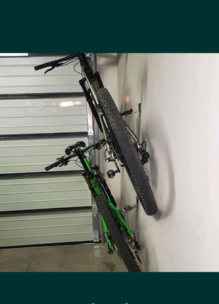 Кріплення велосипеда на стіну за педаль