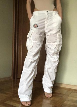 Белые дизайнерские брендовые штаны с накладными карманами бойф...