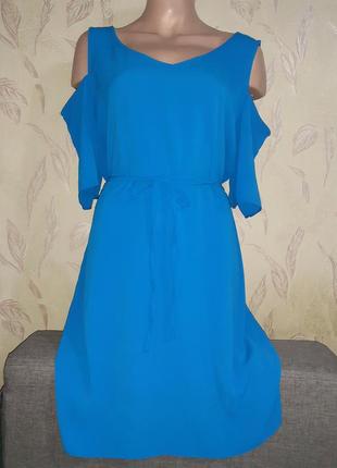 Синее текстурное платье с открытыми плечами с поясом