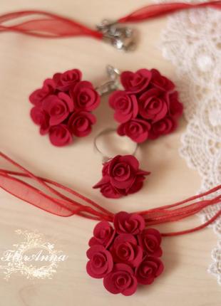 Комплект украшений с красными розами. кулон, кольцо и серьги