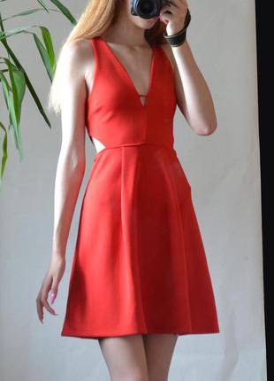 Красное платье с вырезами по бокам и глубоким декольте