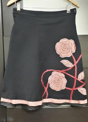 Чёрная слегка расклешённая юбка миди трапеция аппликация цветы...
