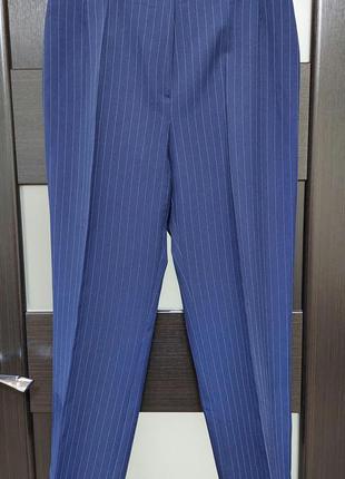 Классические свободные прямые синие брюки в полоску со стрелками
