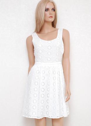 Белое хлопковое платье с вышивкой ришелье с вырезом на спинке