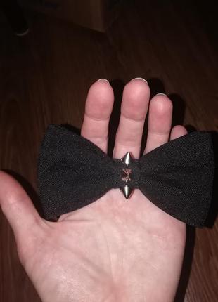 Бабочка - галстук с шипами