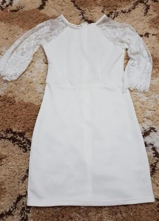 Очень красивое белоснежное платье с ажурными рукавами