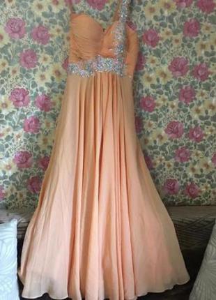 Шикарно персиковое длинное платье