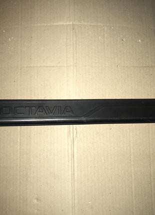 5e0071303 Накладка порога передняя левая Skoda Octavia A7