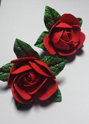 Резинки с красными розами