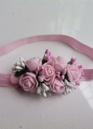 Розовая повязка с цветами