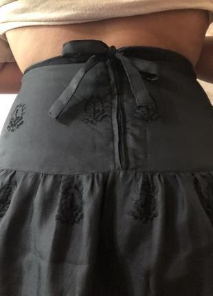 Чёрная легкая юбка на подкладке, с вышивкой