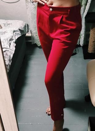 Класические красные брюки , для тех кто на стиле