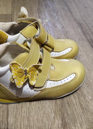 Жёлтые  кожаные весенние ботинки для девочки Melania на липучках