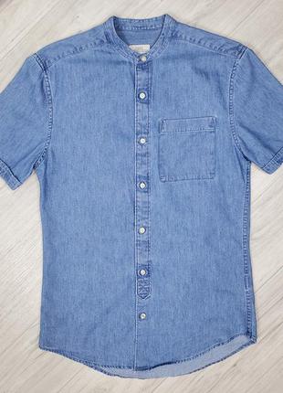 Джинсовая рубашка с воротником-стойкой и коротким рукавом