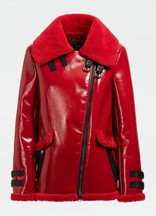 Красная лаковая куртка guess