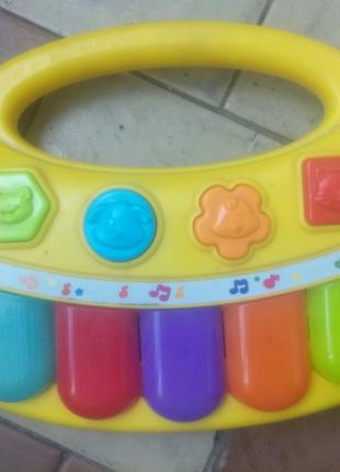 Переносне дитяче міні-піаніно з кольоровою світлоіндикацією.