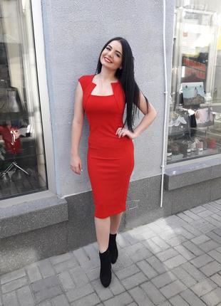 Ефектне червоне плаття